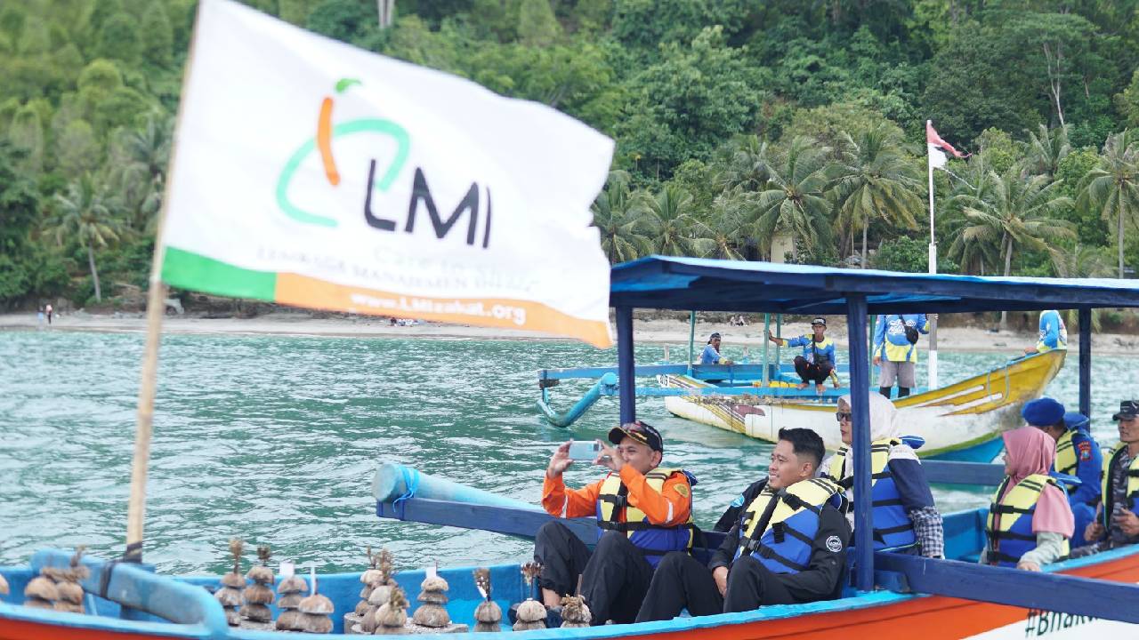 pengangkutan-terumbu-karang-cinta-ke-laut-pantai-mutiara