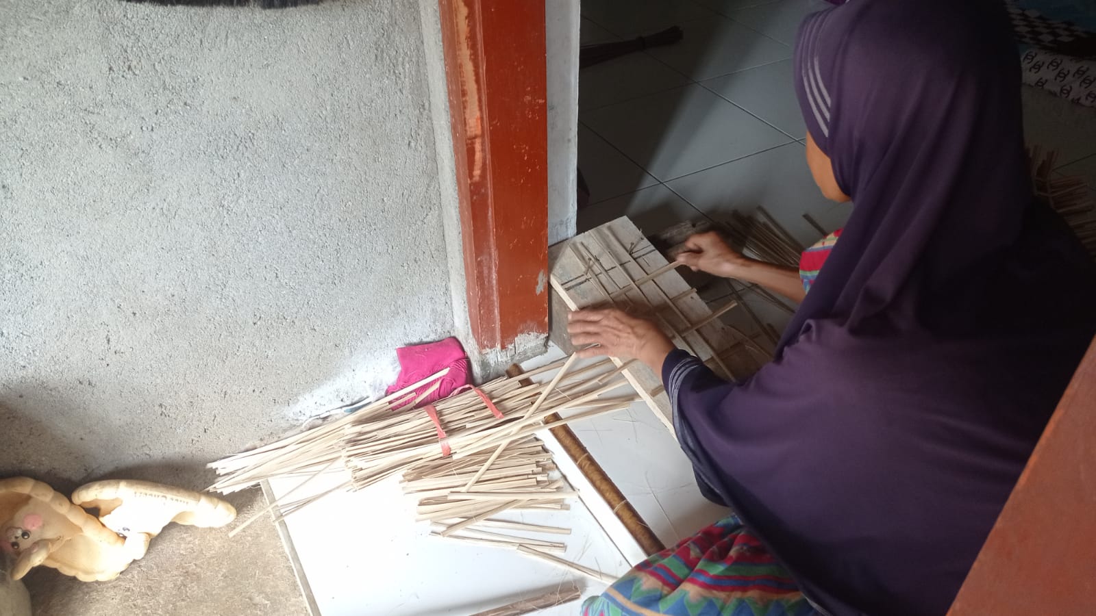 Kerajinan Reyeng di Watulimo Bertahan Meski Harga Turun, Produksi Capai 100 Biji per Hari