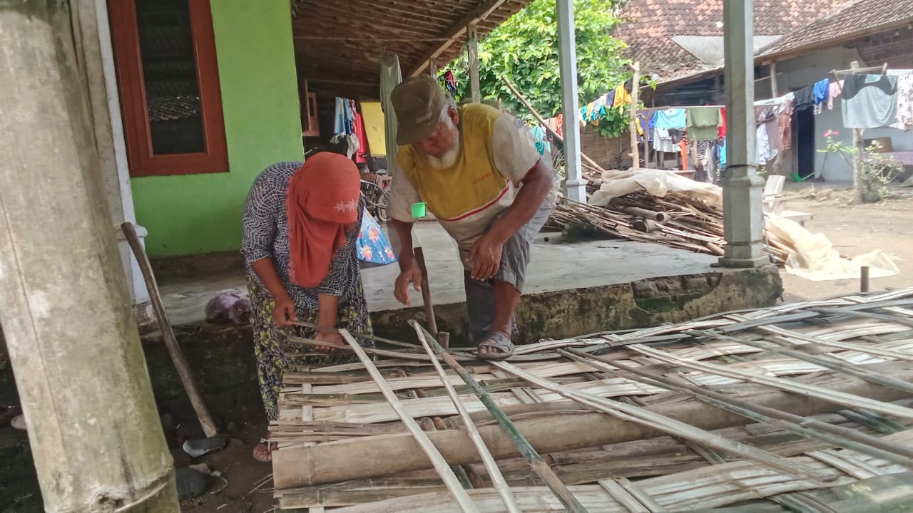 Sesek, Kerajinan Bambu Kokoh Menopang Ekonomi Warga Brongkah Tenggalek