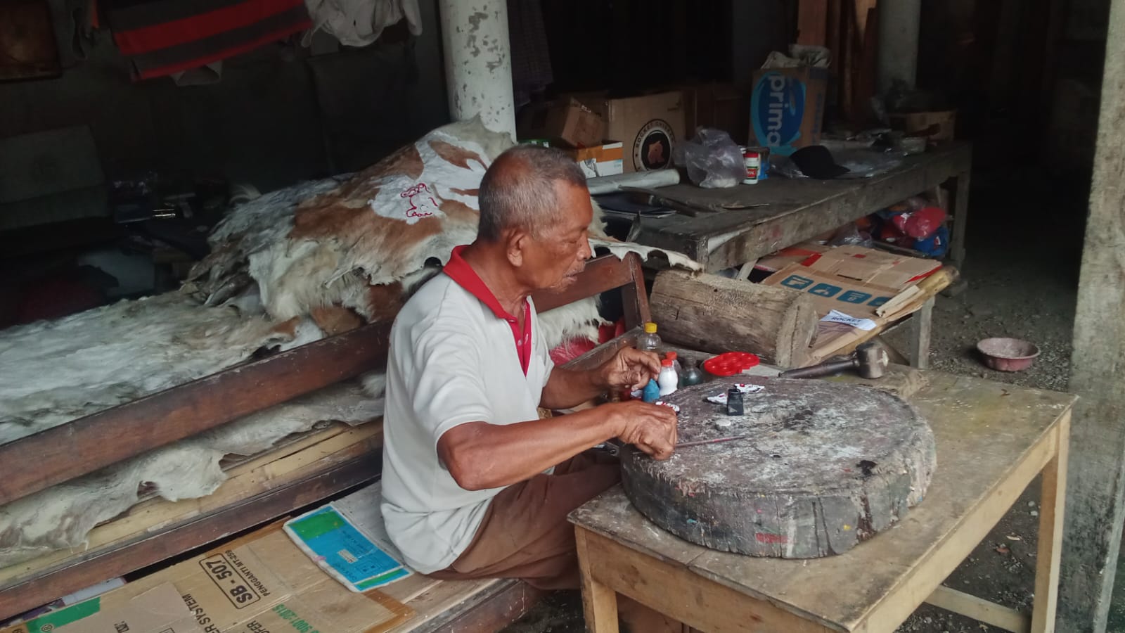 Sumiran, Pengrajin Wayang Kulit yang Tetap Bertahan di Trenggalek