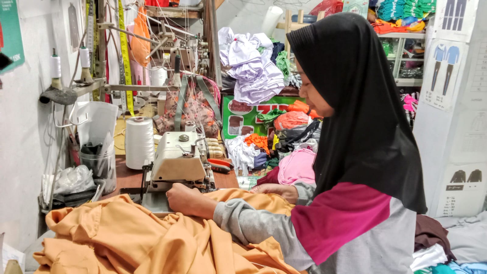 Jelang Tahun Ajaran Baru, Omzet Konveksi Seragam di Trenggalek Naik Dua Kali Lipat