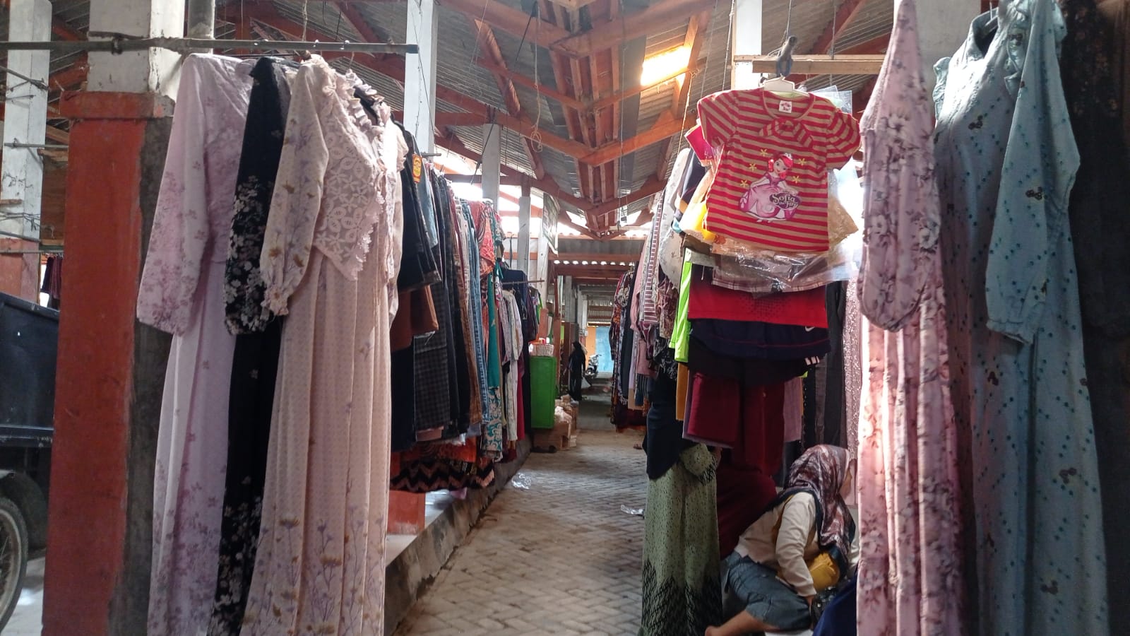 Pasar Tasikmadu Sepi, Pedagang Pakaian Berjuang Hadapi Ancaman Belanja Online