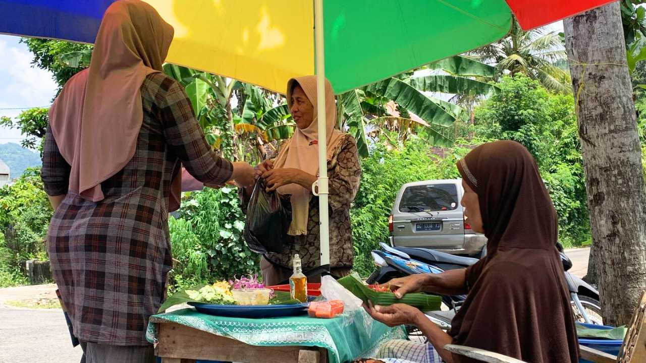 Penjual Bunga Sekaran di Trenggalek Laris, Sehari Untung 500 Ribu