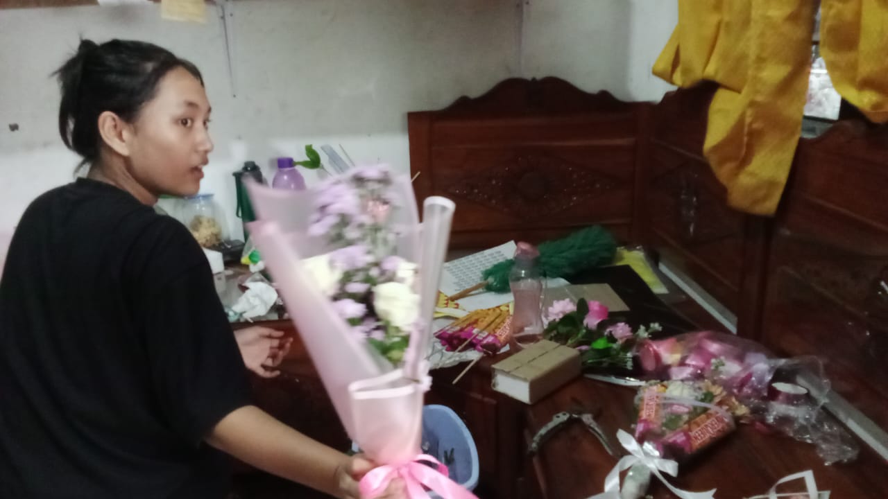 Rayakan Valentine Sekaligus Berbisnis, Perempuan ini Laris Berjualan Buket di Hari Kasih Sayang