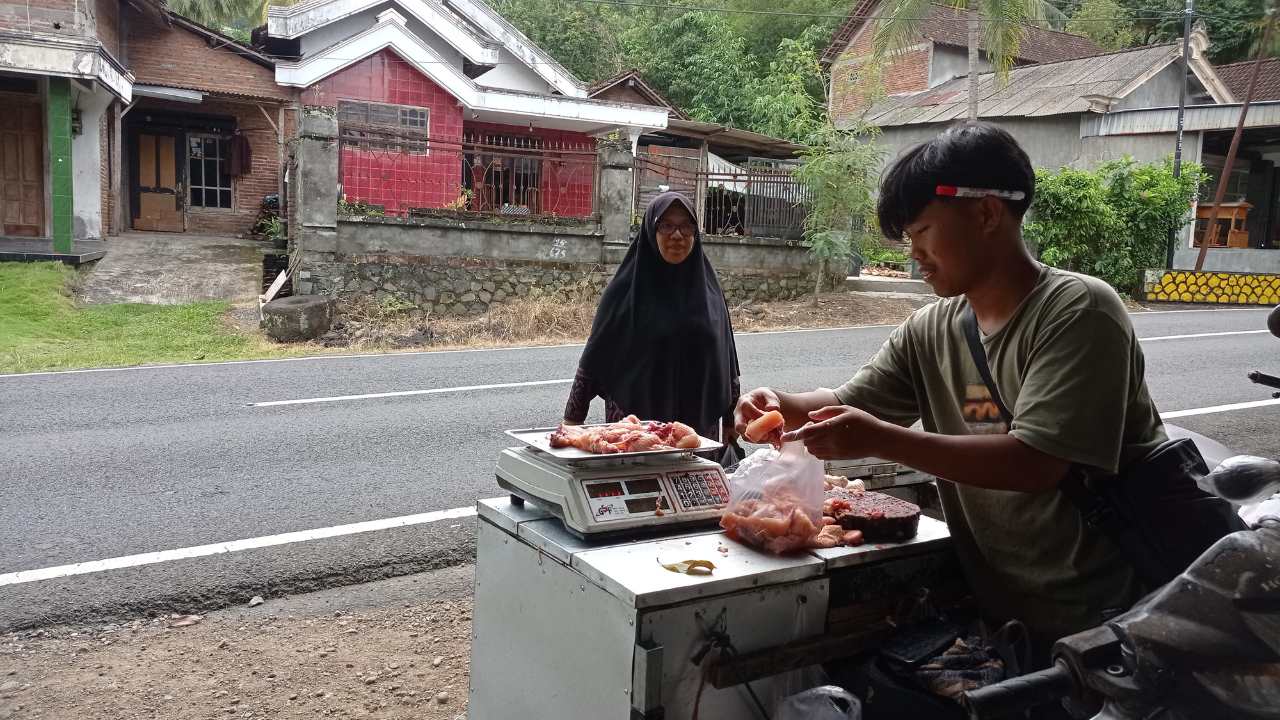 Meski Harga Stabil, Pedagang Ayam di Trenggalek Banjir Pendapatan 100 Persen