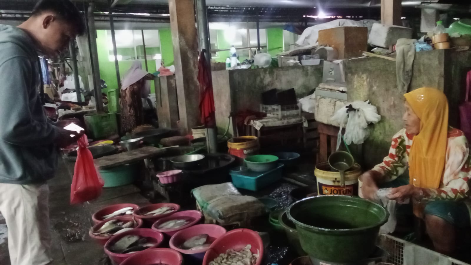Nenek 78 Tahun di Trenggalek Tetap Jualan Ikan, Lawan Usia dengan Semangat Baja