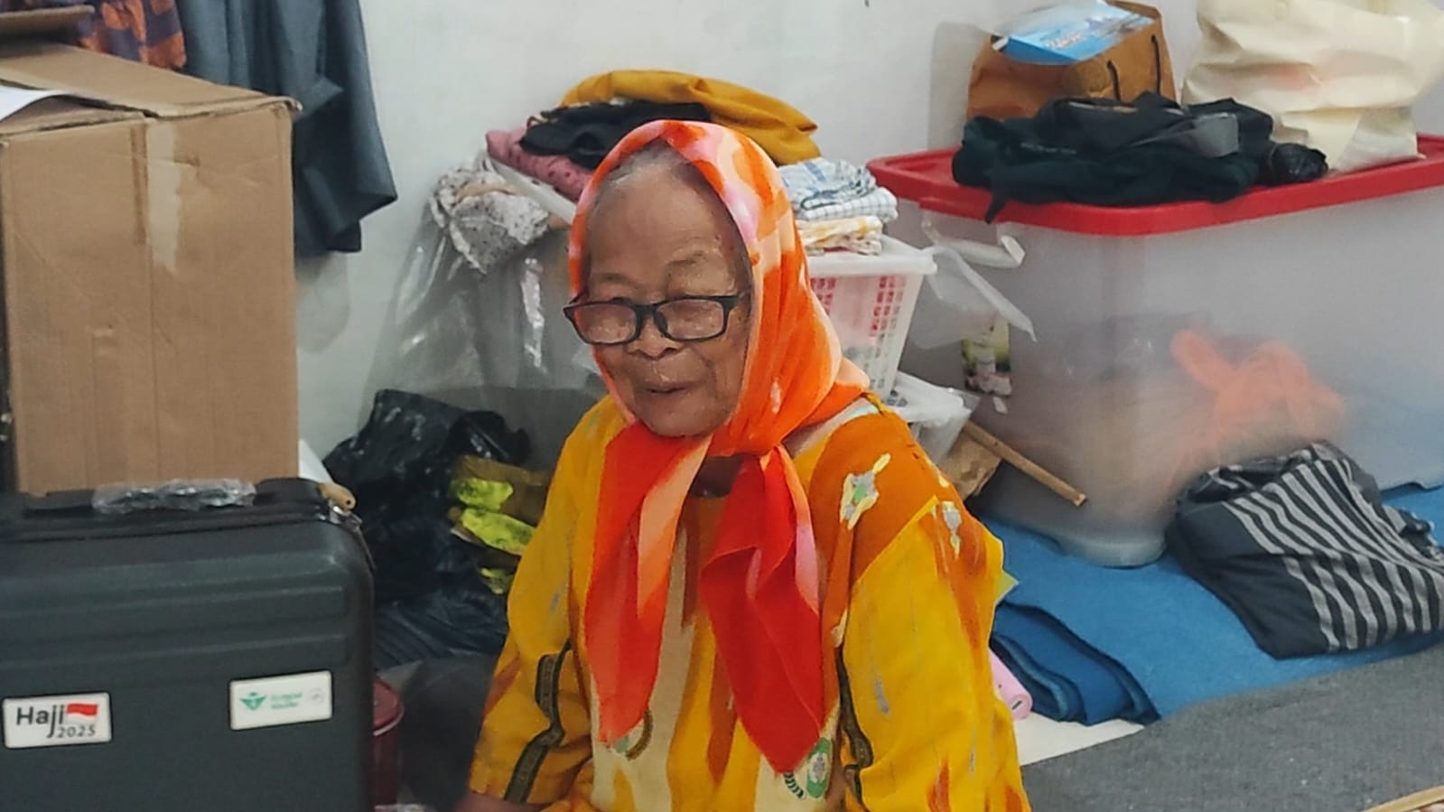 Dari Keripik ke Tanah Suci: Perjuangan Nenek Sarinah Berhaji di Usia 75 Tahun
