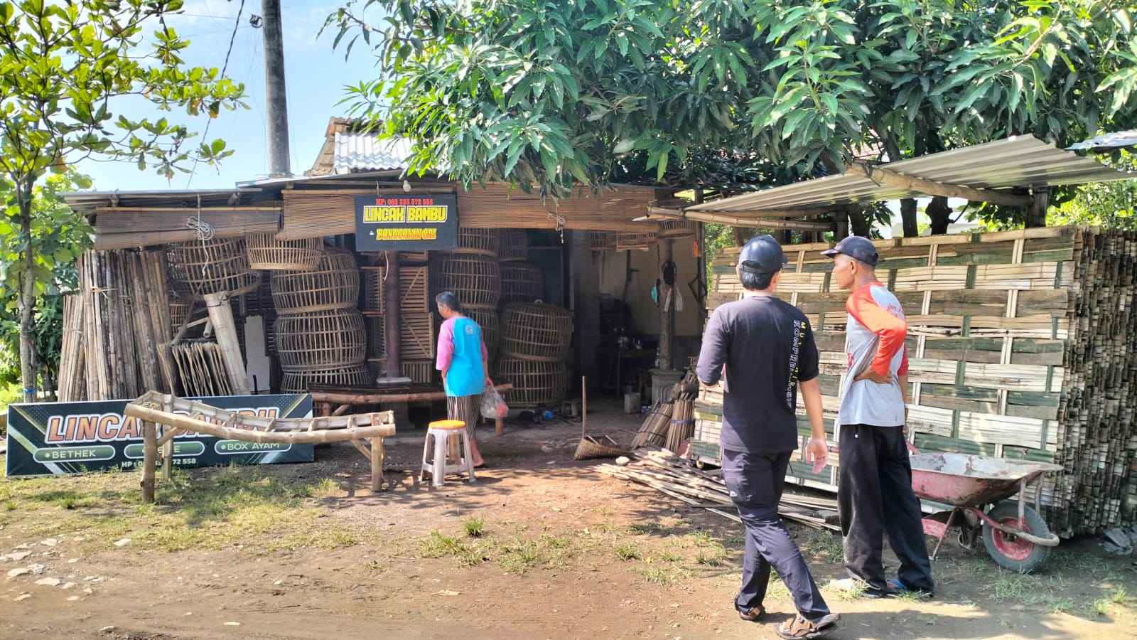 Yakub, Perajin Bambu Trenggalek yang Bertahan Sejak 1985 di Tengah Pasang Surut Pasar
