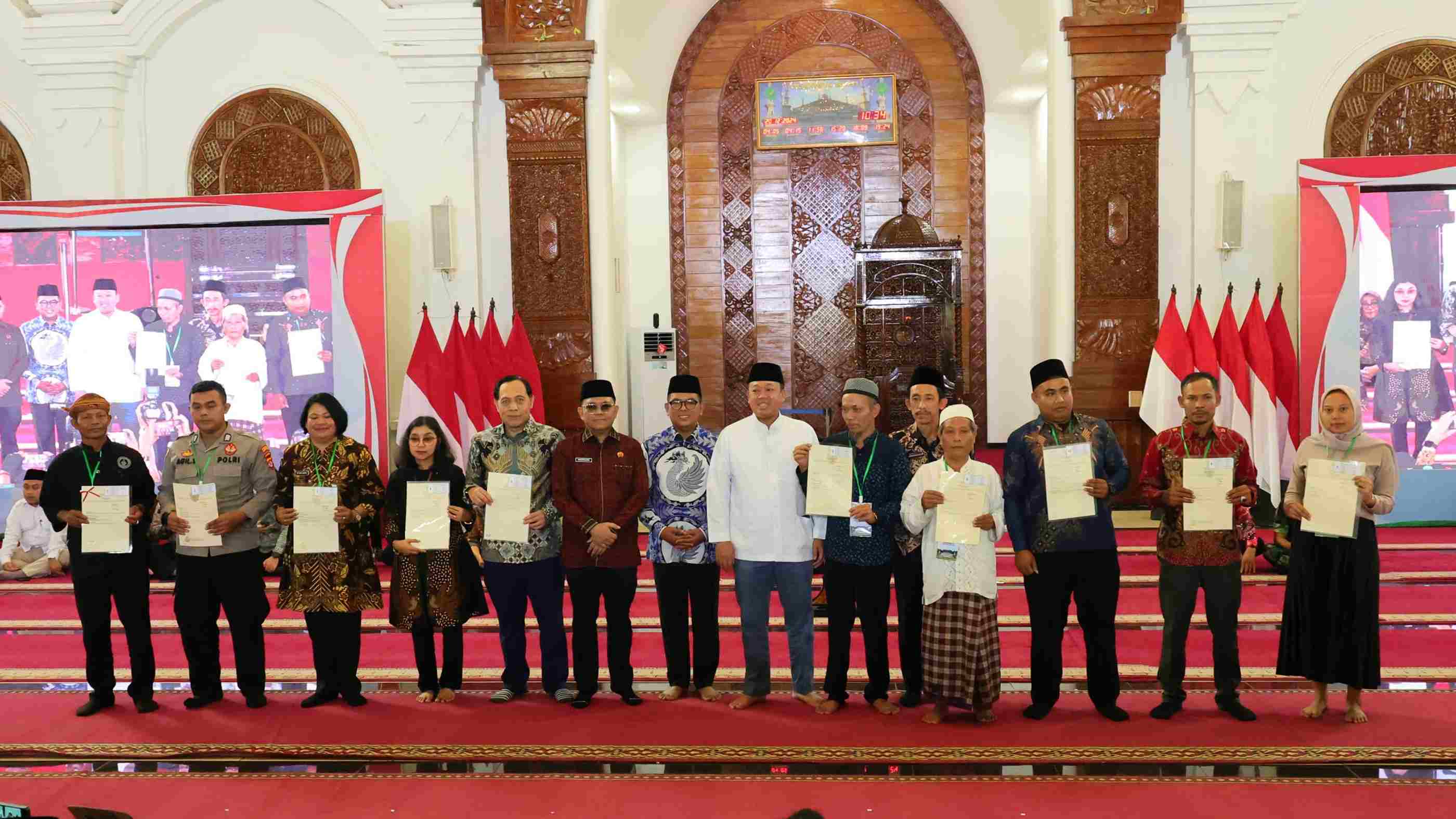 Serahkan 1.334 Sertipikat di Banten, Menteri Nusron Komitmen Tingkatkan Sertipikasi Tanah Wakaf dan Rumah Ibadah