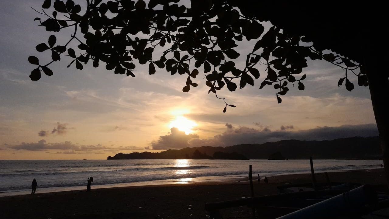 Pesona Pantai Konang, Suguhkan Senja Hingga Pulang Bawa Kenang-kenangan