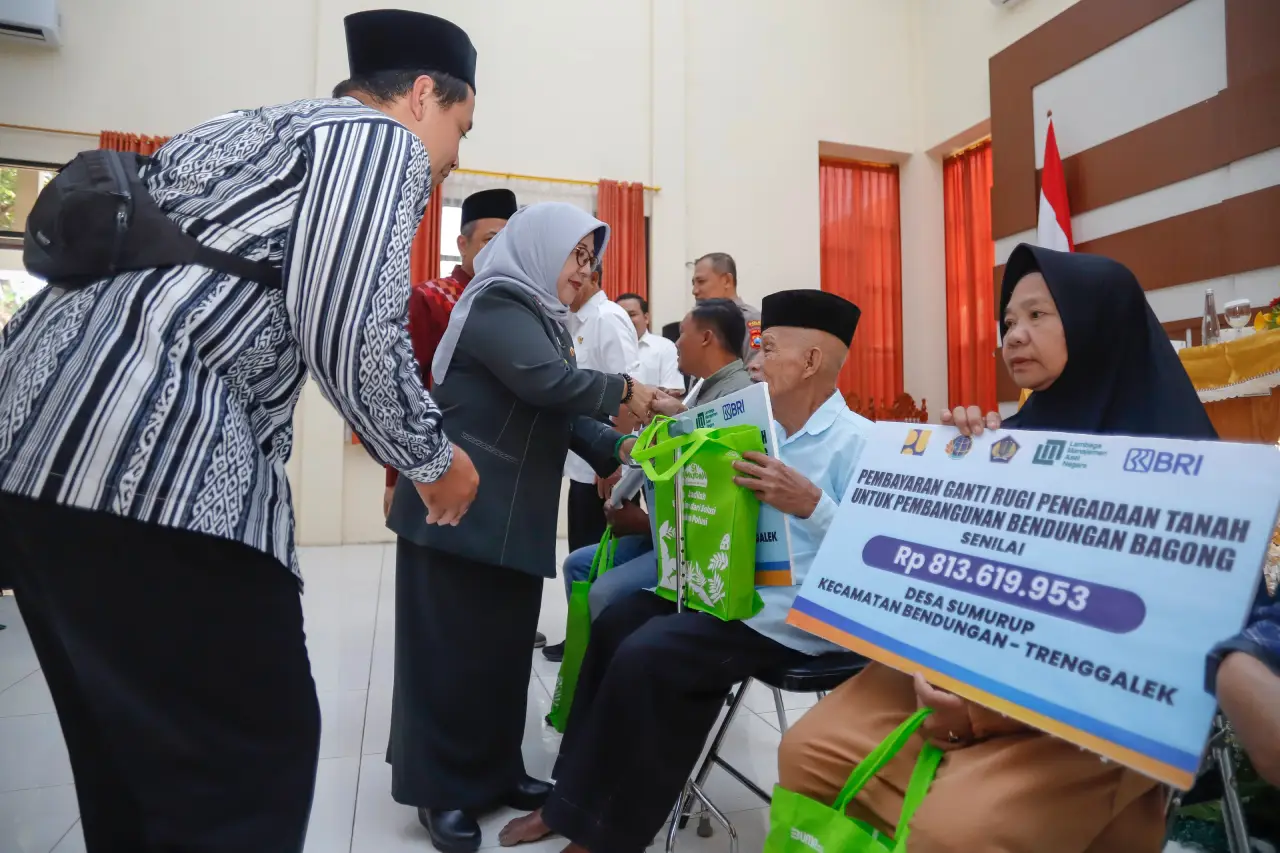 Pjs Bupati Trenggalek Serahkan Ganti Rugi ke 39 Warga Terdampak Pembangunan Bendungan Bagong