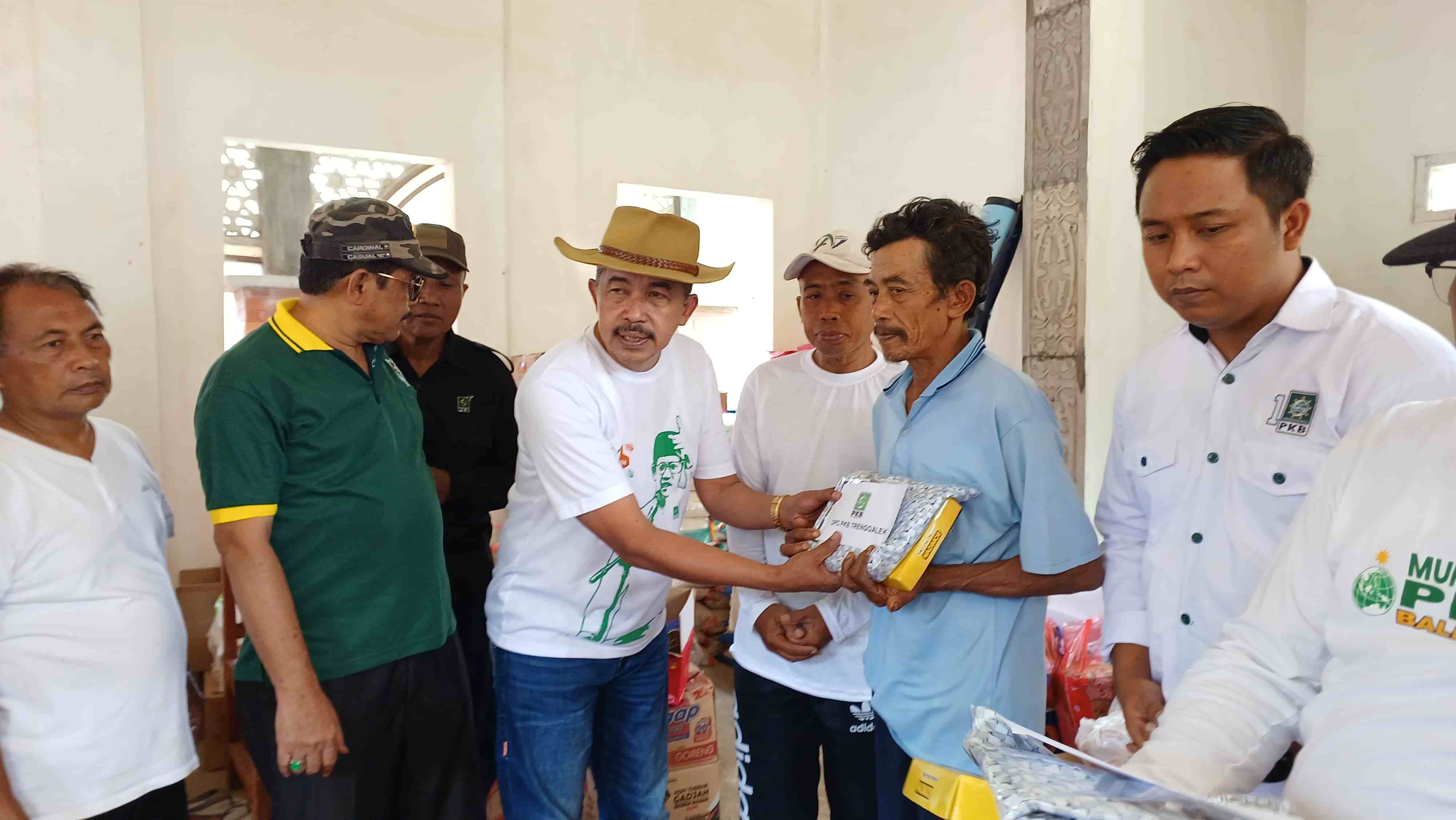 PKB Trenggalek Salurkan Bantuan Korban Longsor Depok, Dorong Lokasi Relokasi yang Aman