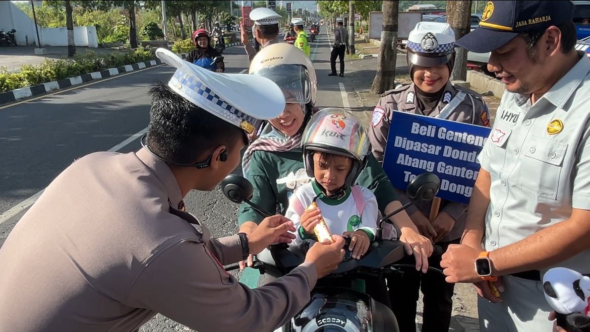 Momen Hari Valentine, Polres Trenggalek Beri Cokelat untuk Pengendara