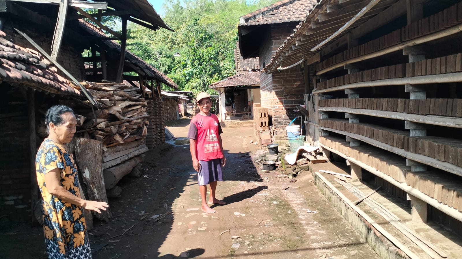 Cuaca Tak Menentu, Produksi Bata Merah di Durenan Trenggalek Turun 10 Persen