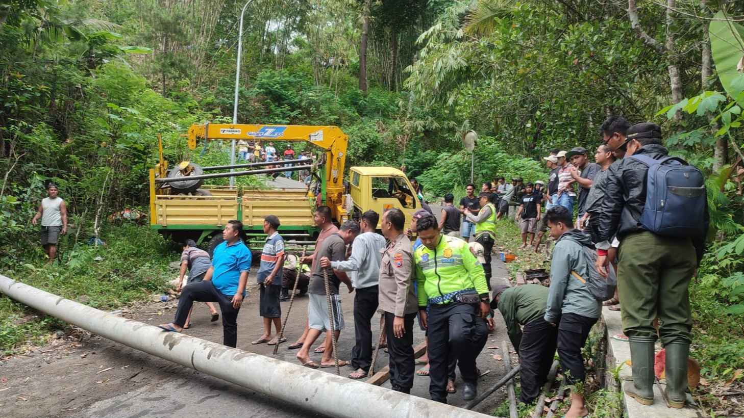 Tak Kuat Nanjak, Truk Muatan Tiang Listrik Kecelakaan di Jalur Munjungan