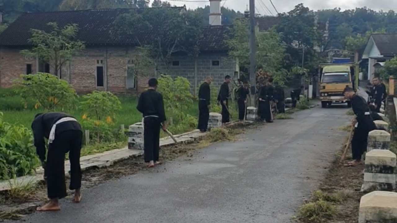 PSHT Ranting Suruh dan Karangan Gelar Kerja Bakti, Gotong Royong Bersihkan Lingkungan