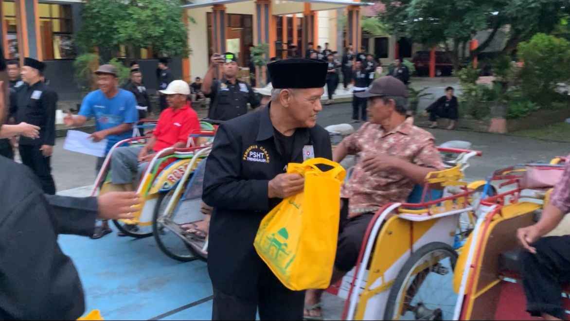 PSHT Ranting Trenggalek Bakti Sosial, Tanamkan Kebersamaan di Bulan Ramadhan