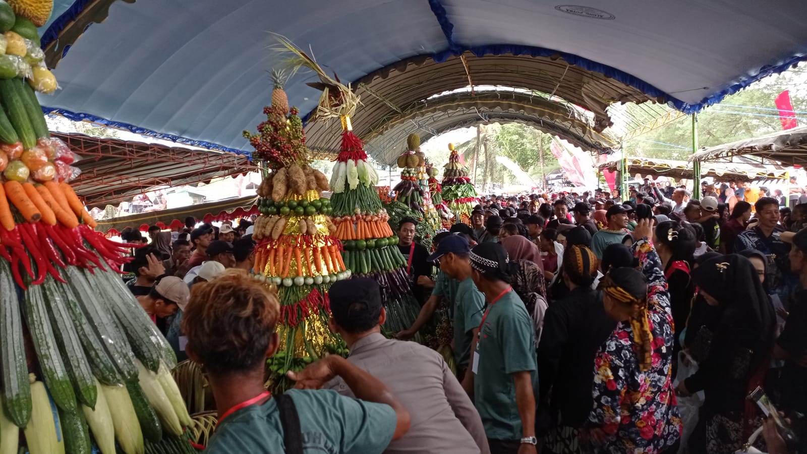 11 Tumpeng Warnai Labuh Laut Pantai Cengkrong Trenggalek, Warga Sambut Antusias