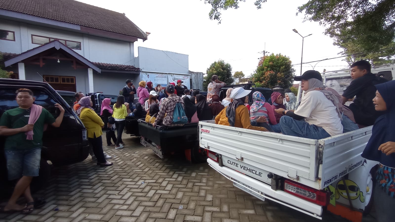 Didominasi Emak-emak, Ratusan Anggota Koperasi Madani Trengalek Berangkat Demo ke DPRD