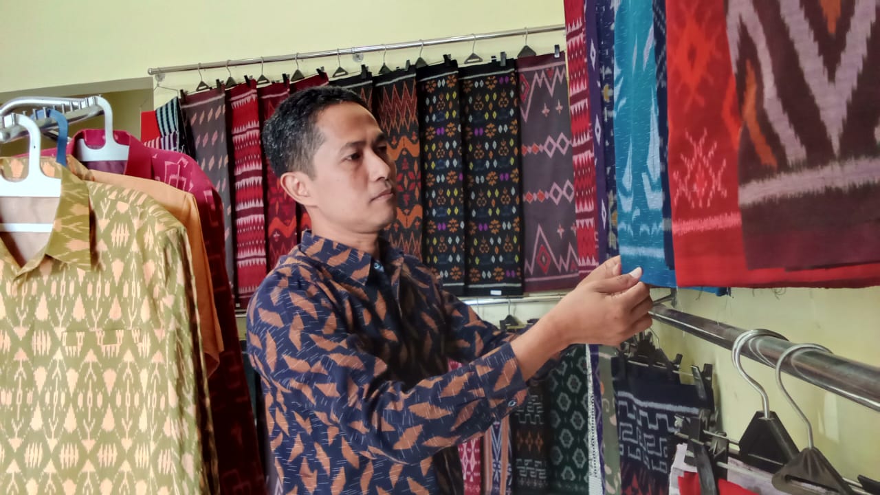 Motif Cengkeh dari Trenggalek Tembus Papua, Cerita Tenun Rohmad yang Tak Pernah Putus Benang Harapan