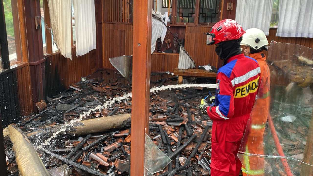 Korsleting Listrik, Lantai 2 Rumah Warga Kampak Terbakar