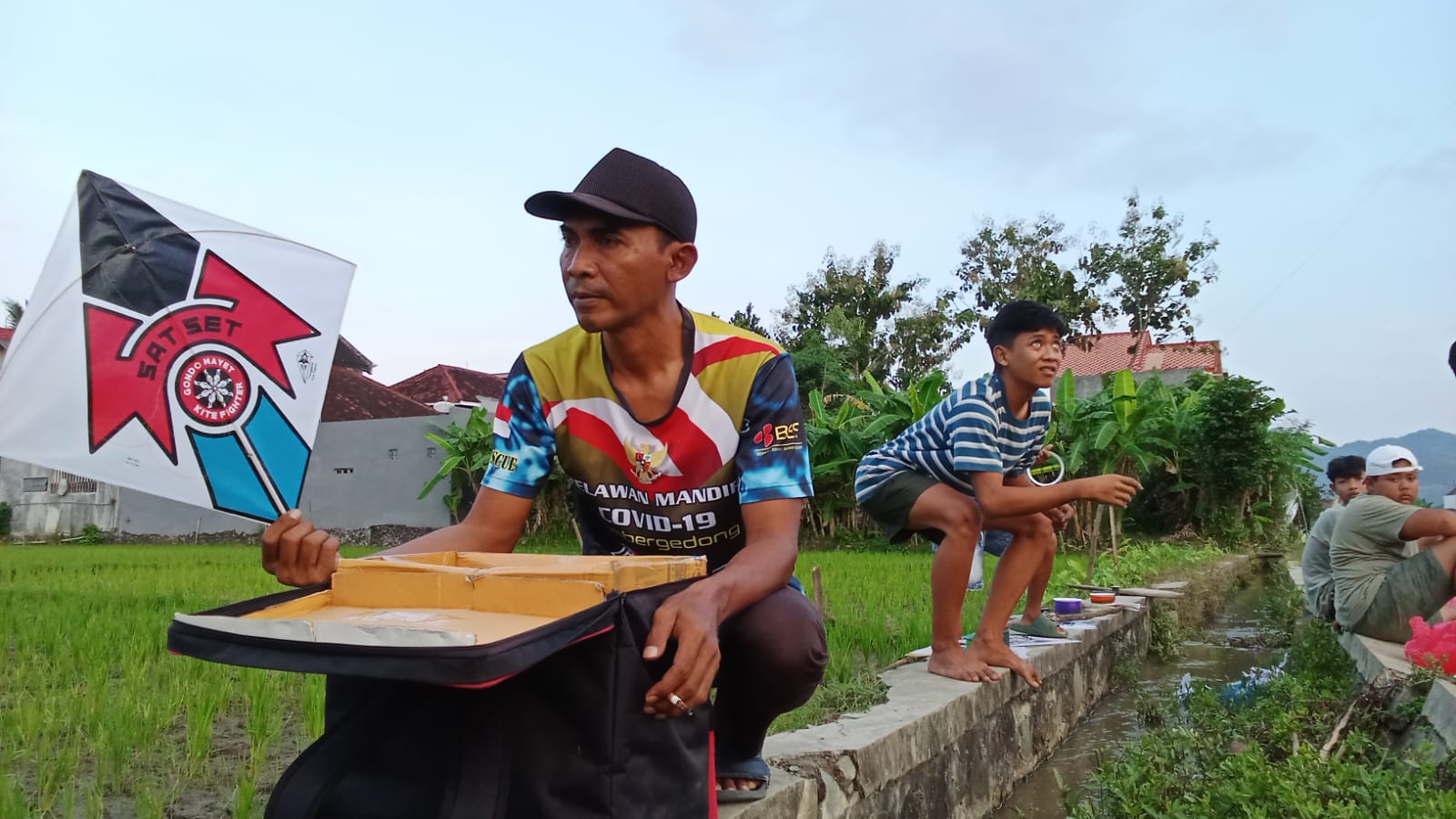 Sambitan Layangan di Trenggalek: Saat Tali Senar Menyatukan Generasi