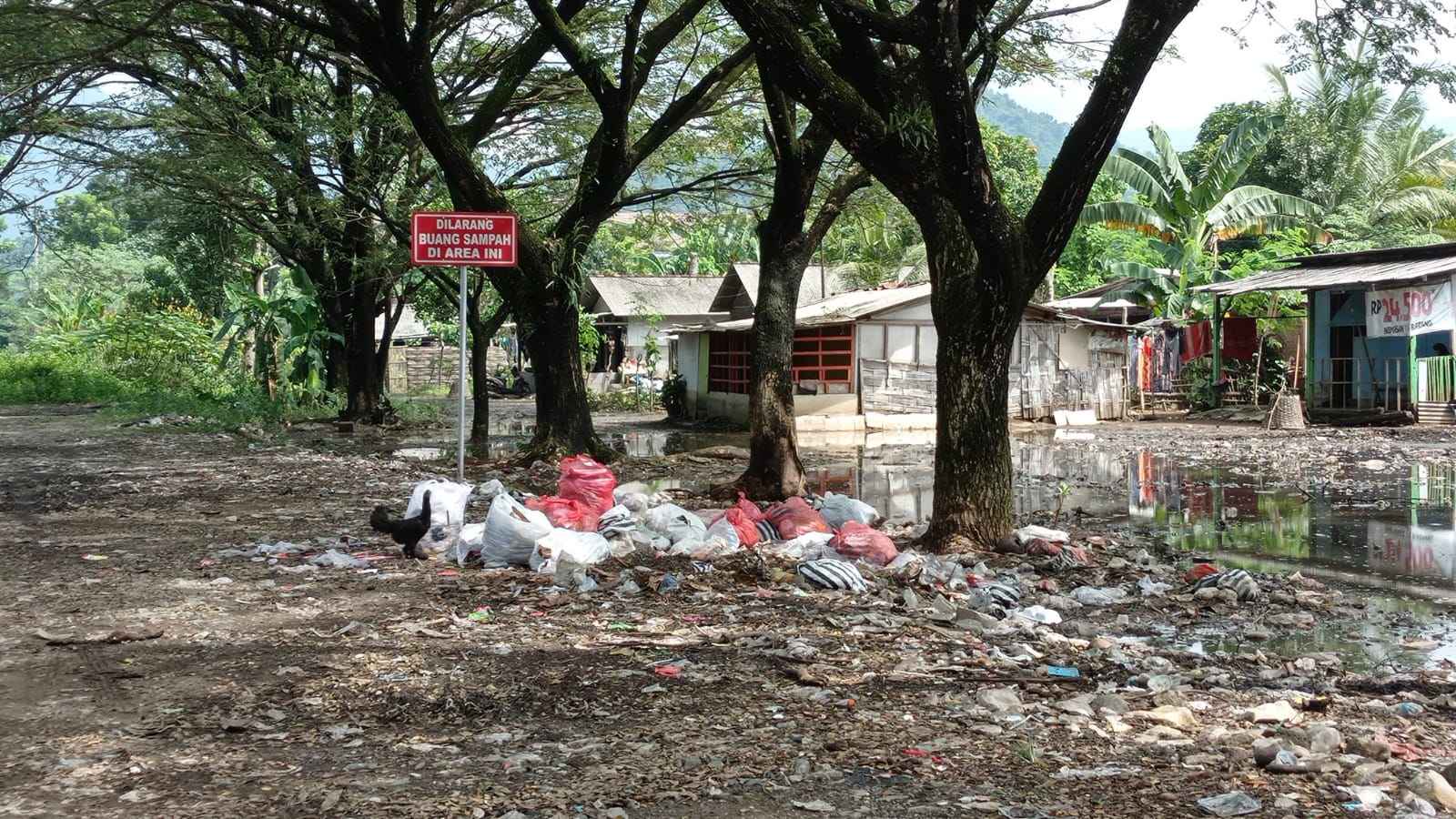 Warga Keluhkan Sampah Berserakan di Sekitar TPS Kampung Baru Tasikmadu