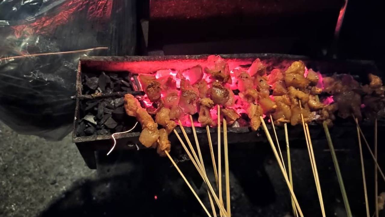 Sate Tahu Pablo: Kuliner Malam di Trenggalek yang Sudah Bertahan 20 Tahun