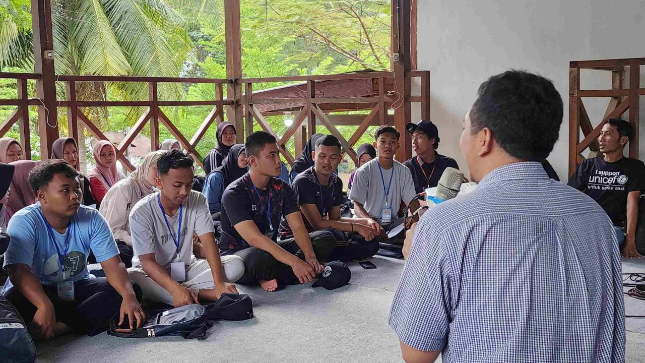 30 Pelajar SMA Trenggalek Ikuti Sekolah Pesisir, Belajar Konservasi Laut di Pantai Mutiara