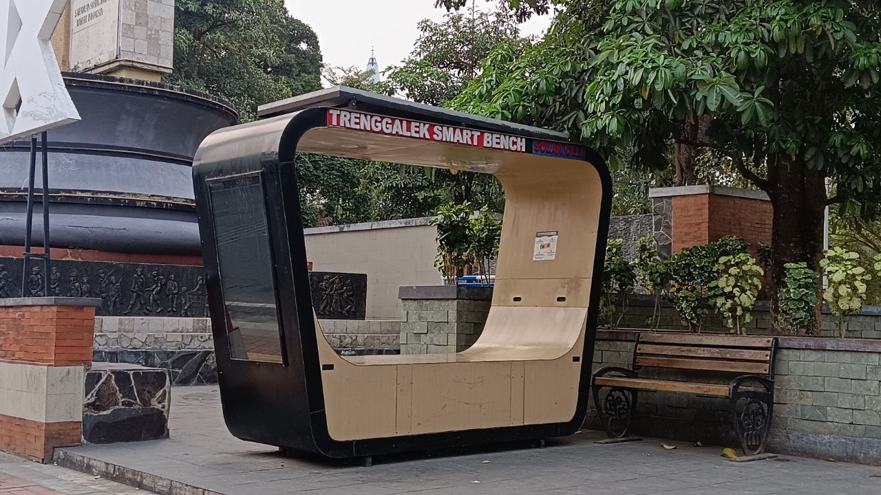 Smartbench Trenggalek: Solusi Ramah Lingkungan untuk Pengisian Daya dan Wi-Fi Gratis