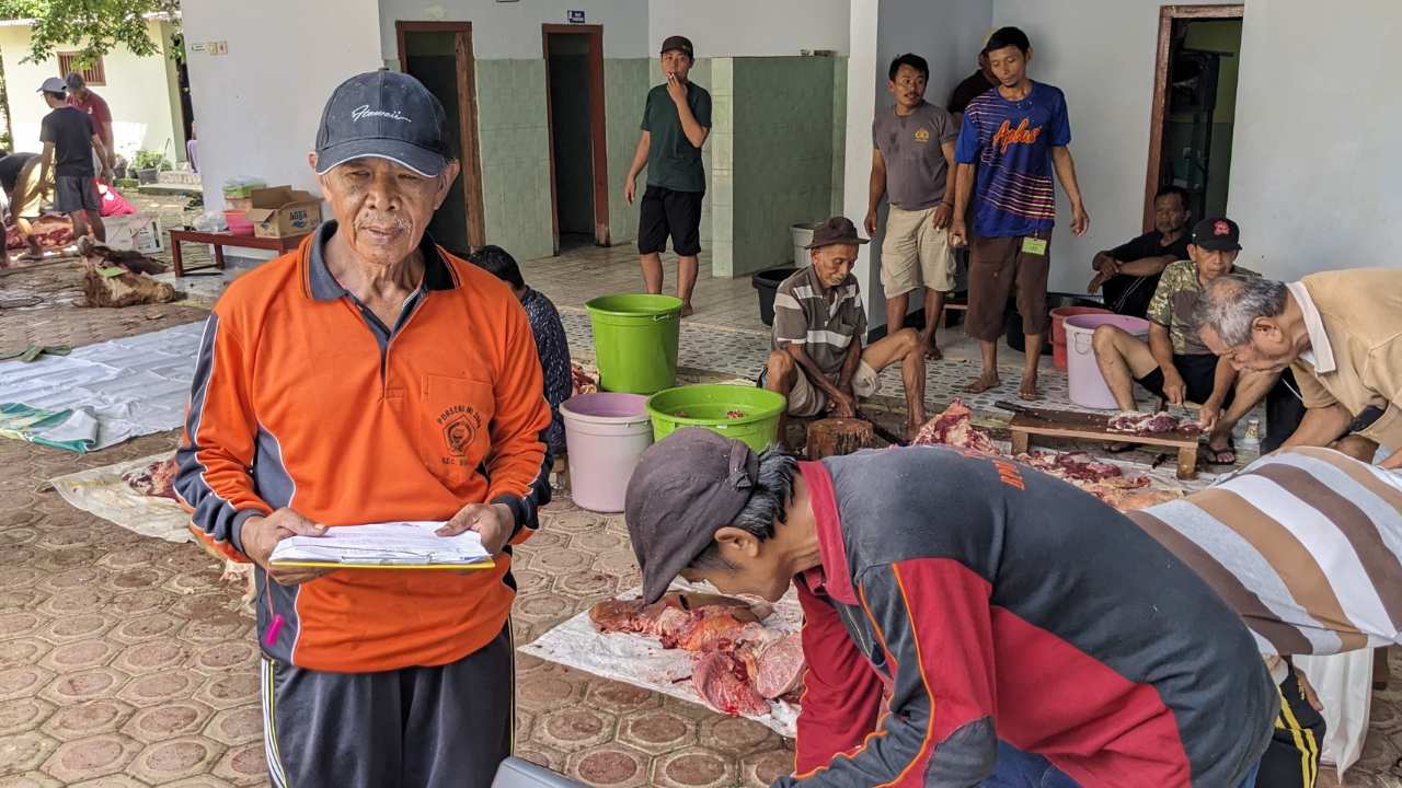 46 Tahun Menjadi Tukang Sembelih Kurban, Nurdjijat Rawat Tradisi Gotong Royong Masjid Al Jihad Suruh