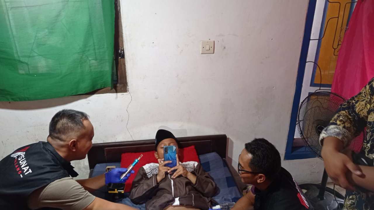 5 Anak Menangis Saat Disunat, Khitan Gratis PCPM Watulimo Tetap Berjalan Lancar