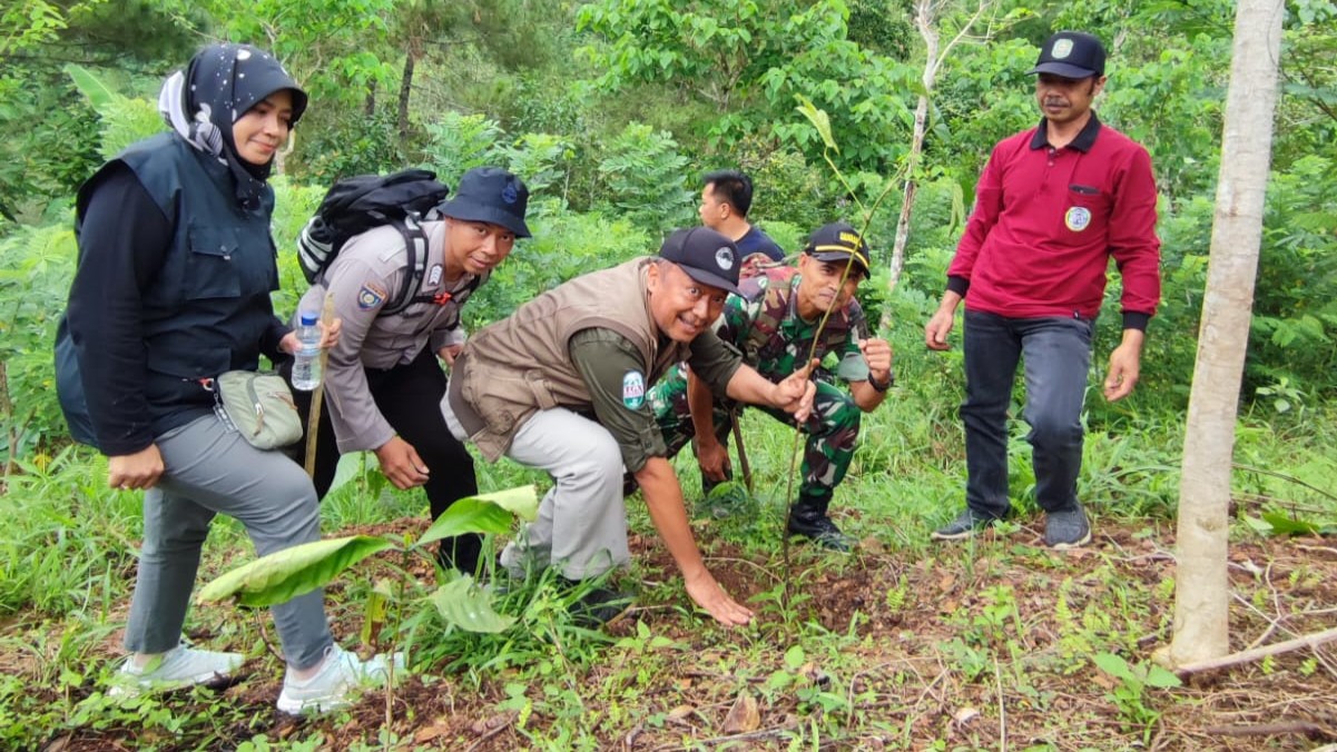 sunyoto-sedang-melakukan-penanaman-pohon.jpeg