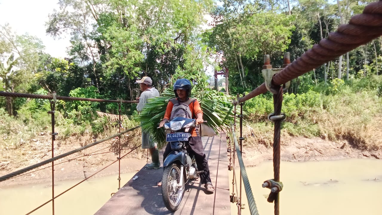 Tali Jembatan Gantung Krandegan Putus Sebelah, Warga Waswas Melintas