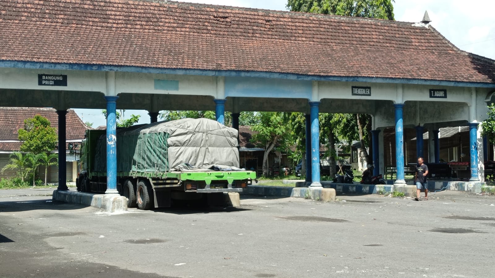 Terminal Durenan Mangkrak Lama, Warga Khawatir Atap Ambruk