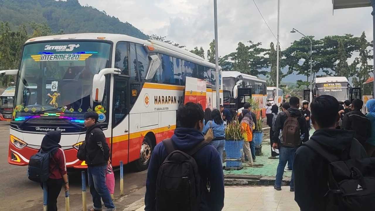 Libur Idul Adha, Terminal Surodakan Trenggalek Dipadati Penumpang