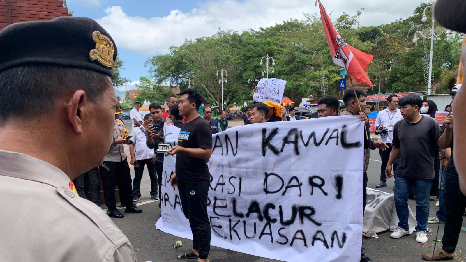 Tiba-tiba Sinyal Hilang, Mahasiswa-Jurnalis Kecam Pemblokiran Akses Internet saat Demo Trenggalek