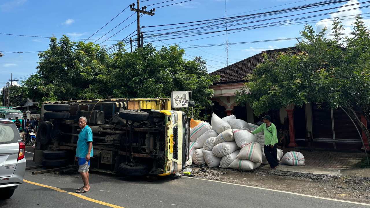 Truk Pengangkut Sekam Terguling di Trenggalek, Sopir Melaju Terlalu Cepat