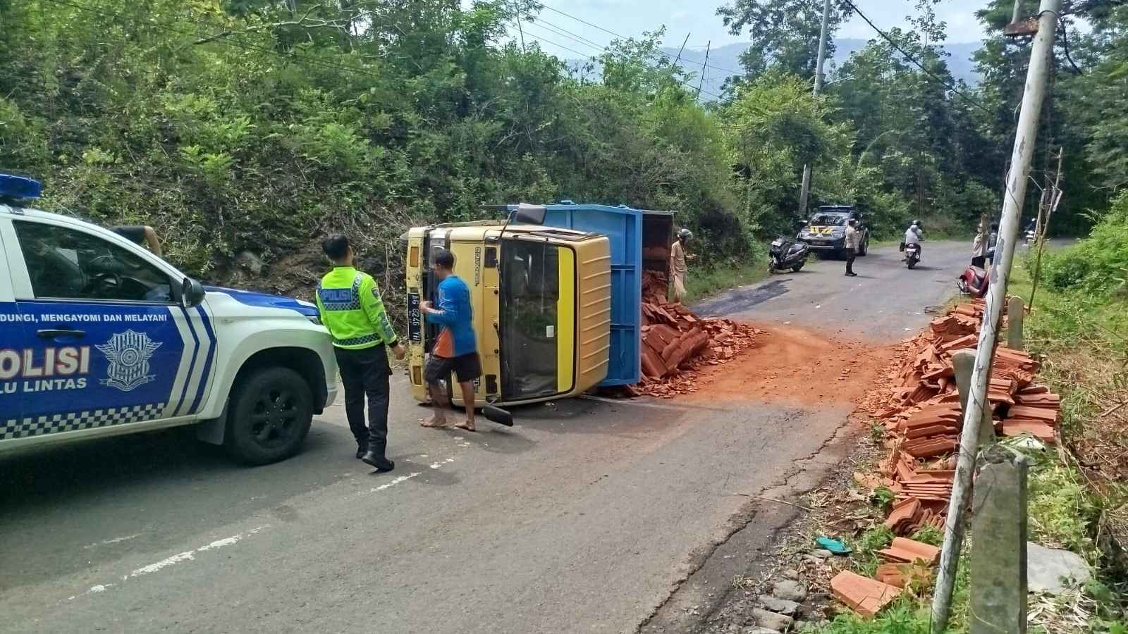 Tak Kuat Nanjak di Kedekan, Truk Bawa Genteng di Trenggalek Terguling