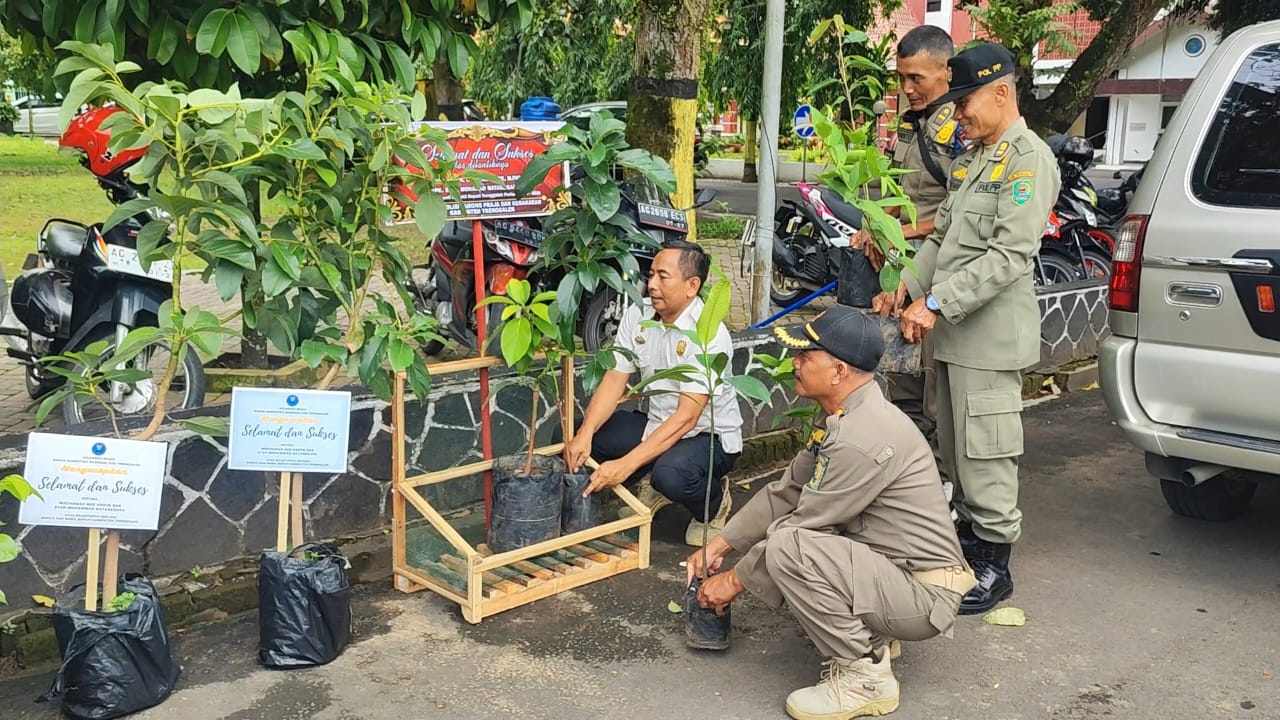 Momen Pelantikan Bupati Trenggalek, Pendapa Banjir Kiriman Ucapan Bibit Pohon