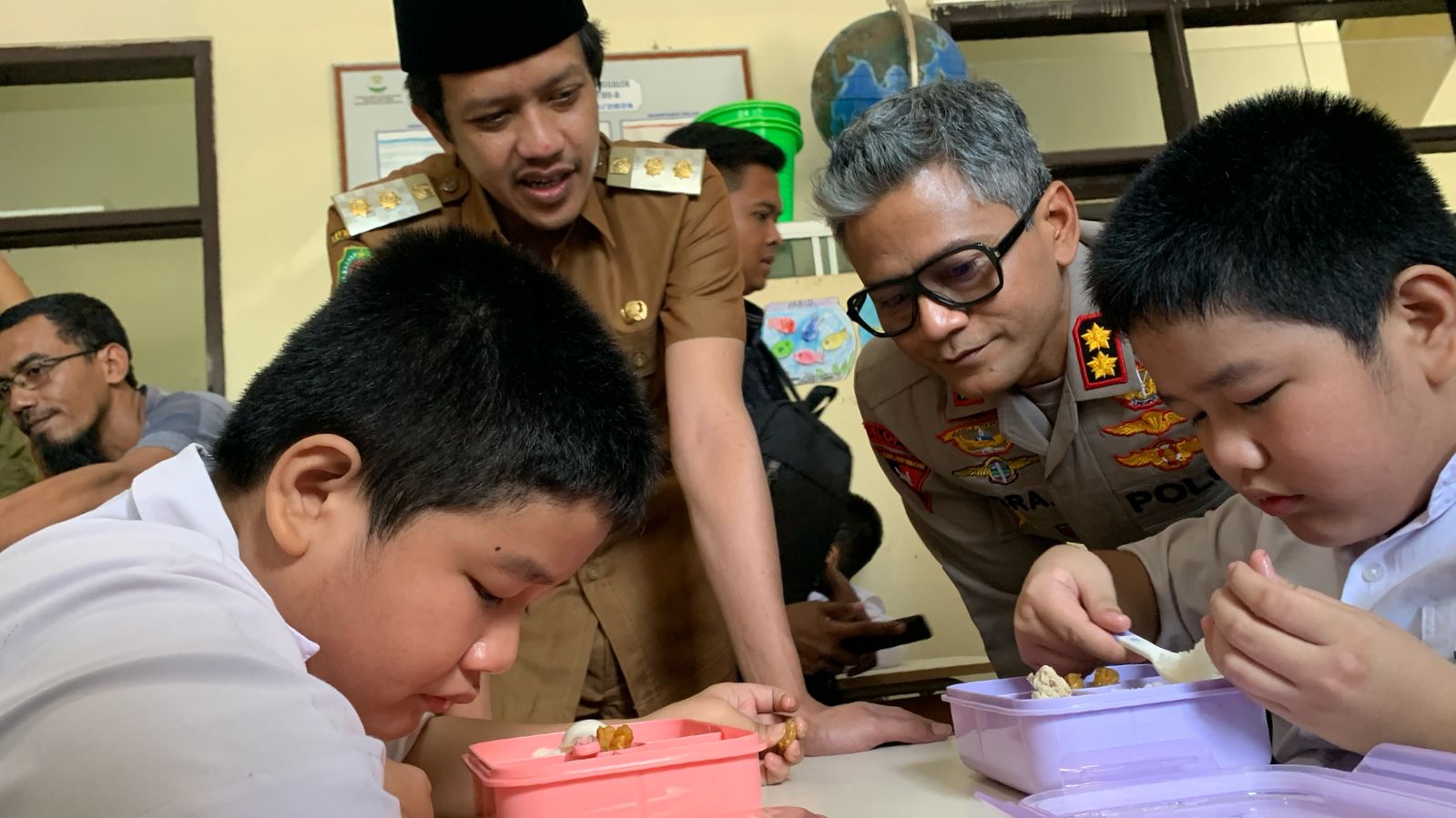 Pelajar SLB Bhayangkari Trenggalek Uji Coba Makan Bergizi Gratis