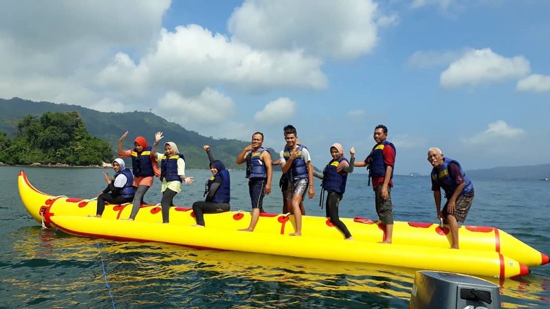 wahana-banana-boat-trenggalek.jpg