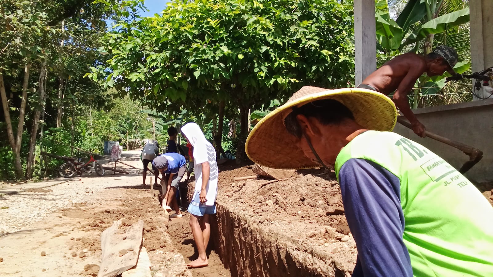Warga Jatiprahu Bangun Parit Gotong Royong, Atasi Genangan Air Saat Hujan