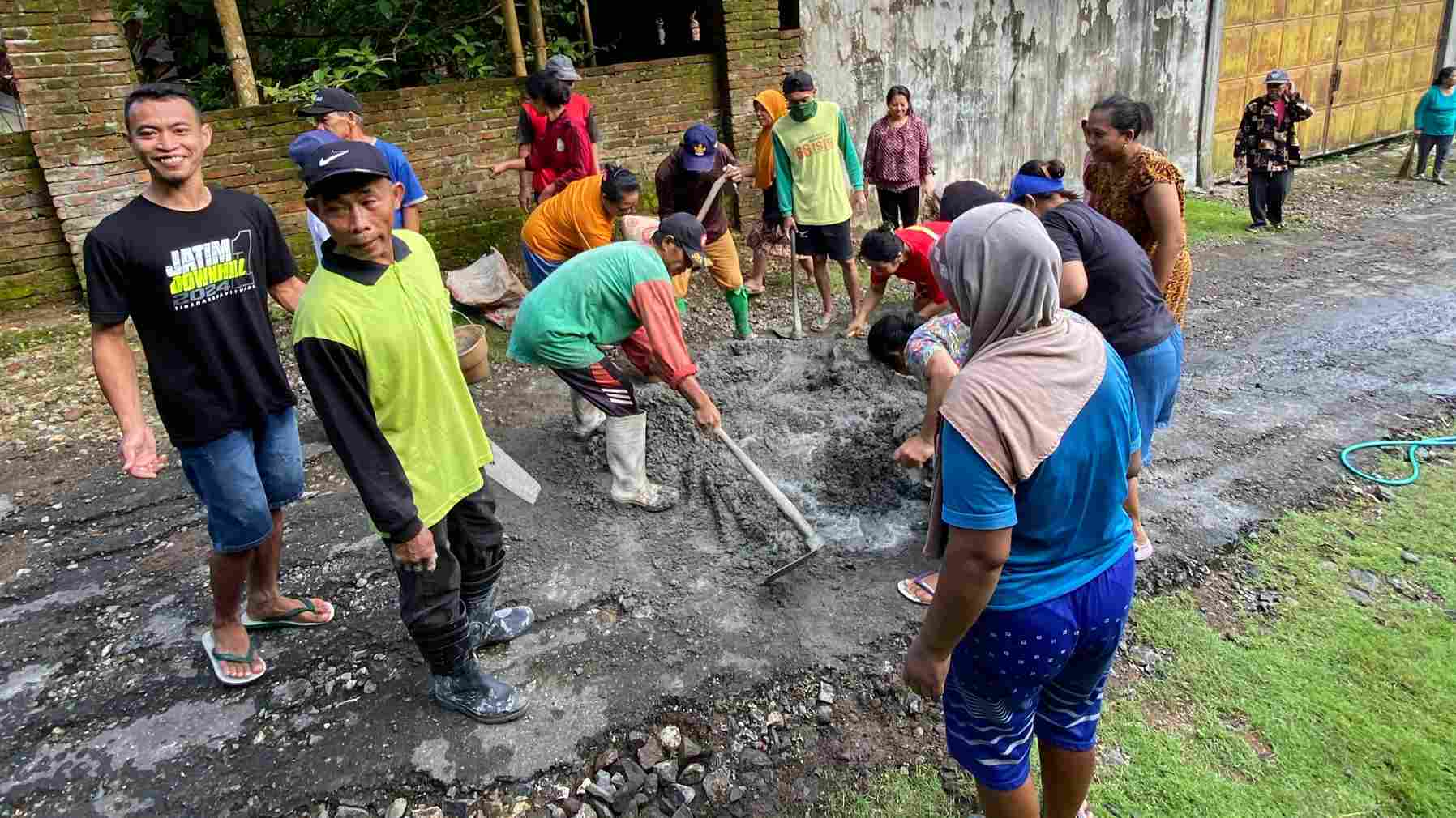 Nyindir Pemerintah Tak Peka Jalan Rusak, Warga Kampak Iuran Tambal Jalan