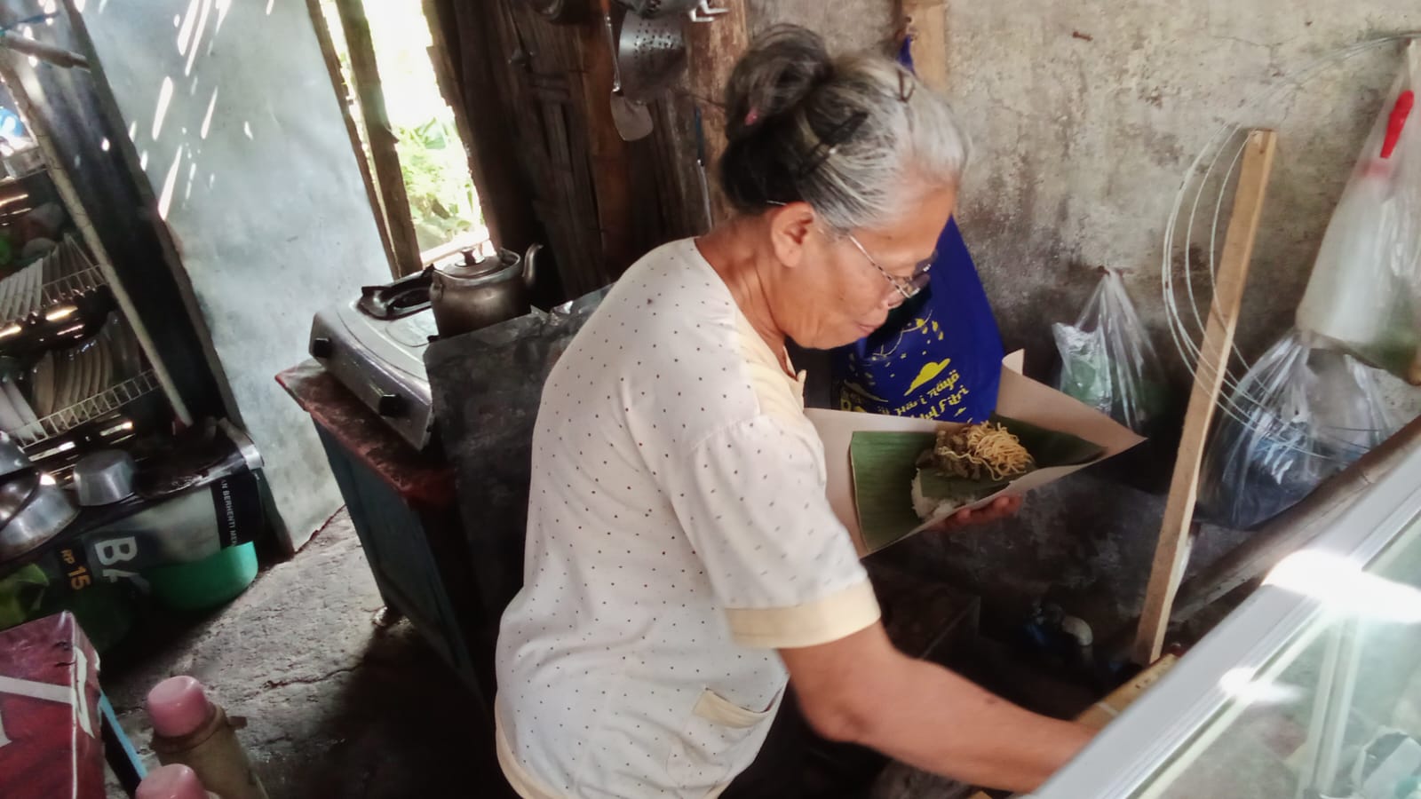Sego Bantingan Bu Bambang, Sarapan Murah Rp5.000 di Pinggir Sungai Trenggalek