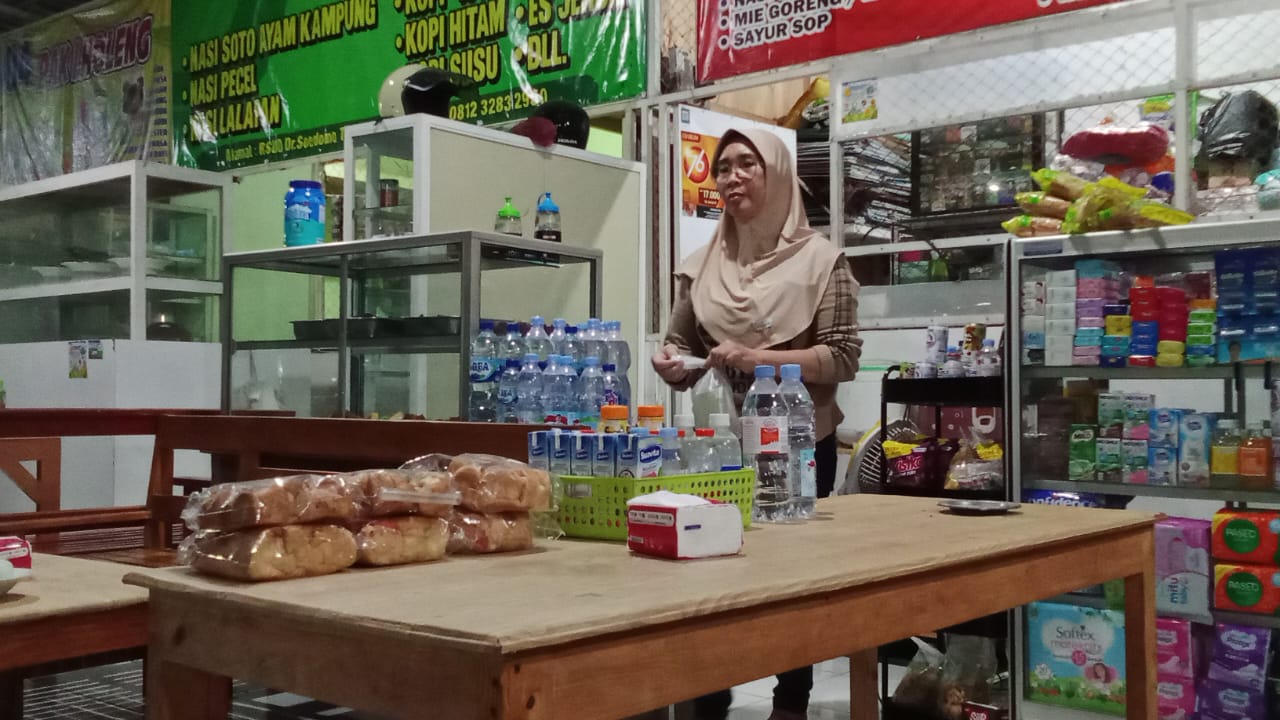 Puluhan Tahun Berjualan di RSUD Soedomo Trenggalek, Wiwid Kini Hanya Tidur Menunggu Pembeli