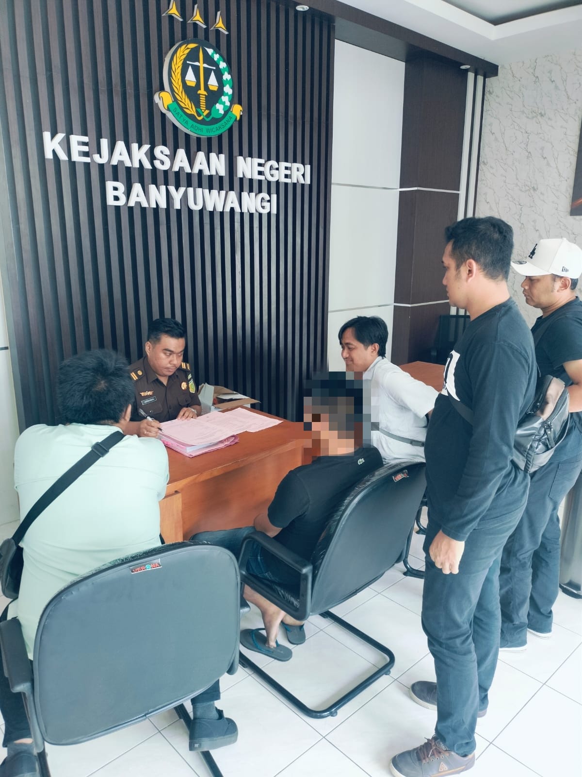Foto proses pelimpahan tersangka kasus pengancaman dari Polresta Banyuwangi ke Kejaksaan Negeri.