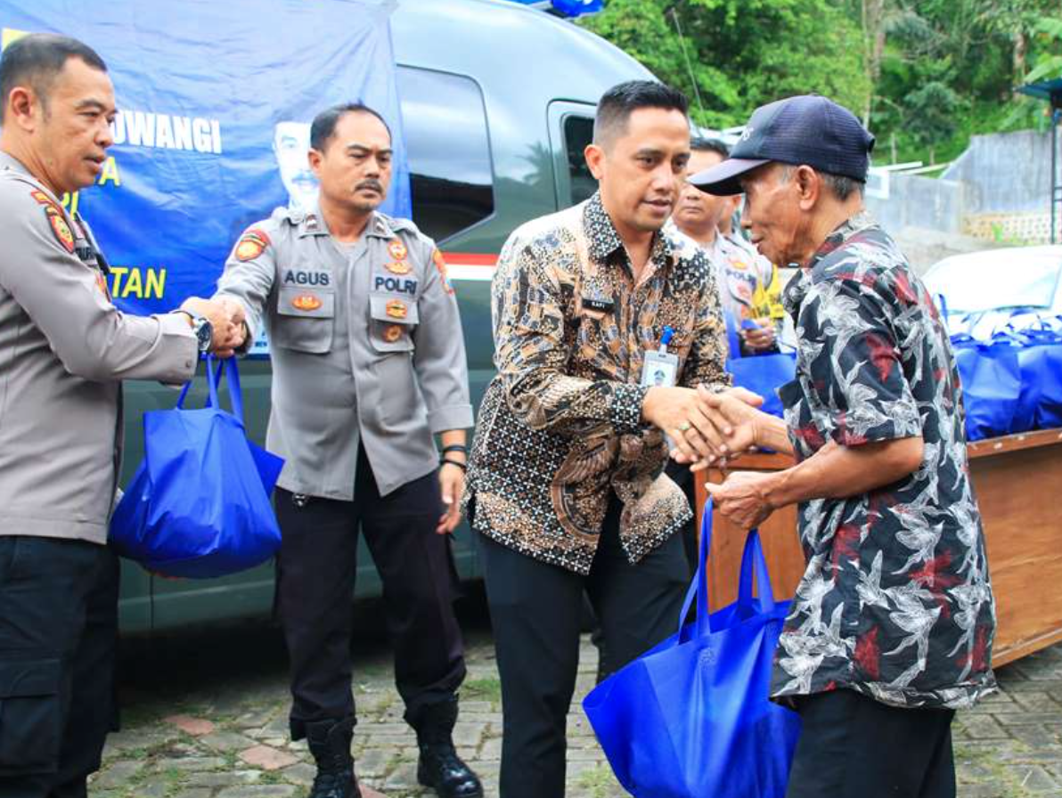 Lapas Banyuwangi dan Polsek Licin Salurkan Bansos untuk Warga Prasejahtera di Licin Petugas Lapas Banyuwangi dan anggota Polsek Licin menyerahkan paket sembako kepada warga prasejahtera.