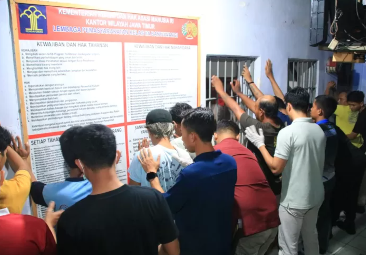 Razia Mendadak Lapas Banyuwangi Jelang Libur Panjang, Pastikan Keamanan & Cegah Peredaran Narkoba Petugas Lapas Banyuwangi memeriksa kamar hunian warga binaan dalam rangka razia malam hari.