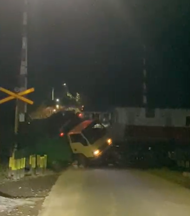 KA Pandanwangi Tabrak Truk Bermuatan Kayu Cengkeh di Banyuwangi, Lokomotif Alami Kerusakan Disaat Truk Cengkeh di Banyuwangi ditabrak oleh KA Pandanwangi